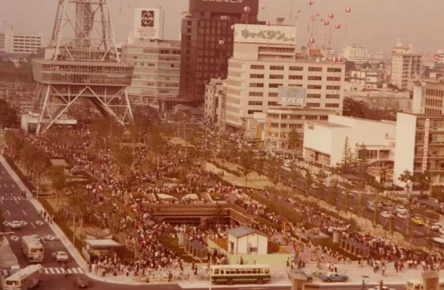 11月2日　地下街および駐車場開業　栄町駅と連結